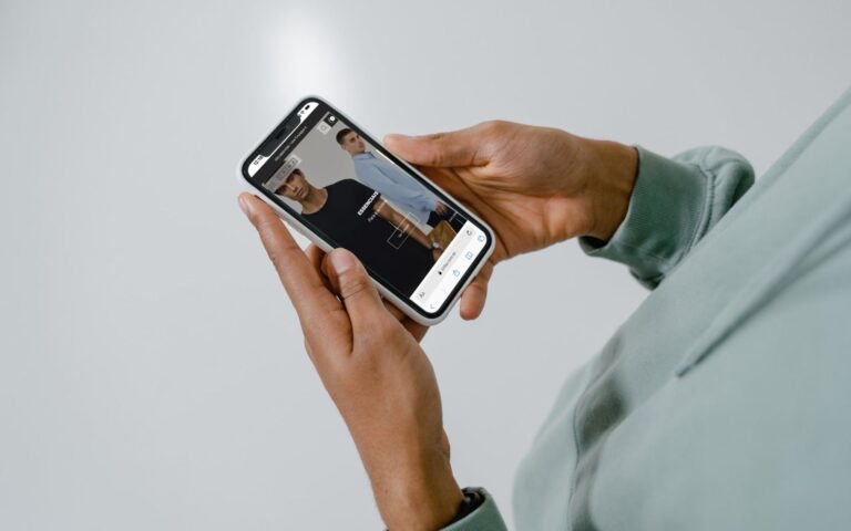 pessoa vendo o site novo da oriba pelo celular