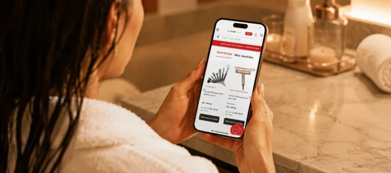 Imagem gerada por inteligência artificial de uma mulher navegando no site da GA.MA Italy pelo celular, buscando produtos de Eletro Beauty, como chapinhas, secadores etc.