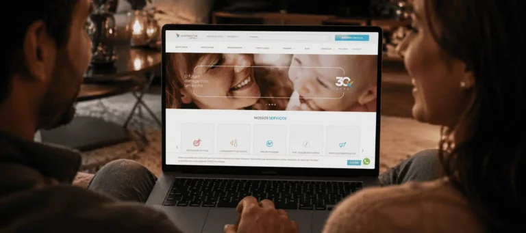 Imagem gerada por inteligência artificial de um casal analisando as soluções de reprodução humana e fertilidade do site da Huntington.
