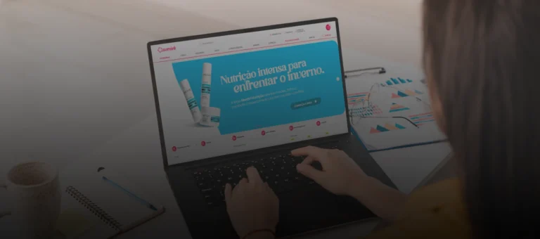 Pessoa usando notebook para acessar o site de produtos cosméticos da Sumirê,