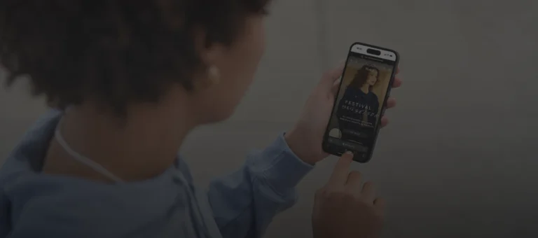 Imagem de uma mulher usando o celular para acessar a página da Sacada em busca de peças de roupa feminina para usar