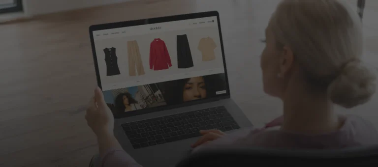 pessoa usando laptop catalogo roupas online 1 | Wicomm