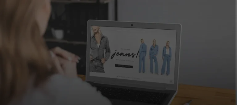 Mulher elegante usando notebook para comprar roupas no site otimizado de Charth.